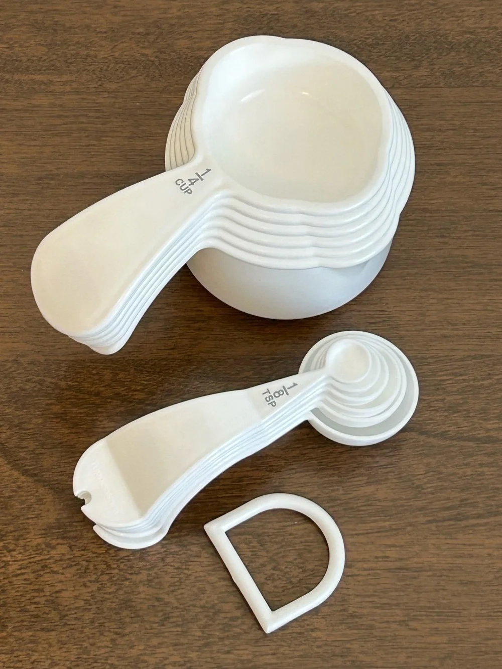 TUPPERWARE CURVED HANDLE WHITE MEASURING CUPS AND SPOONS